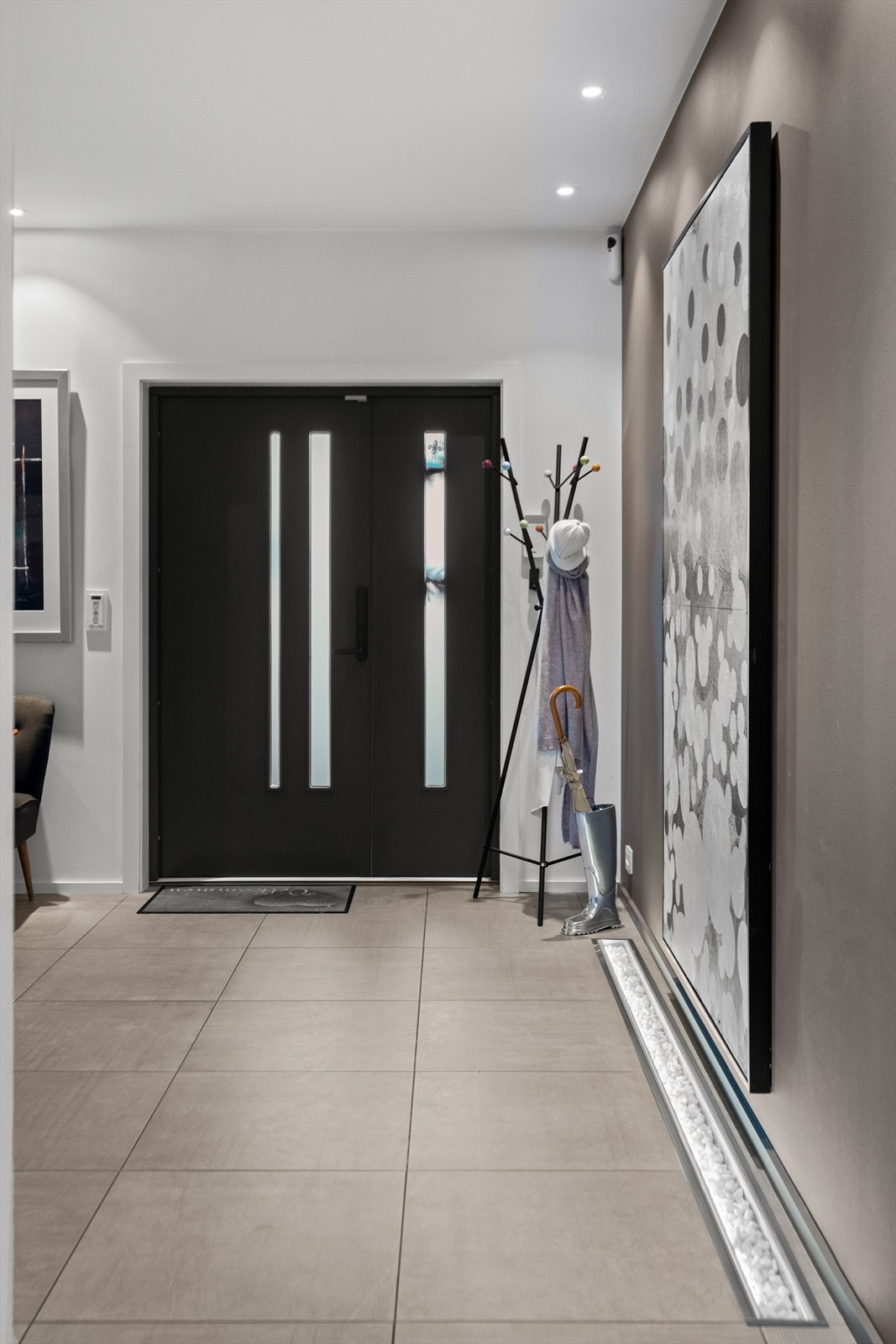 Boligens entré gir et meget godt førsteinntrykk, med flere lekre detaljer. Galleribilde