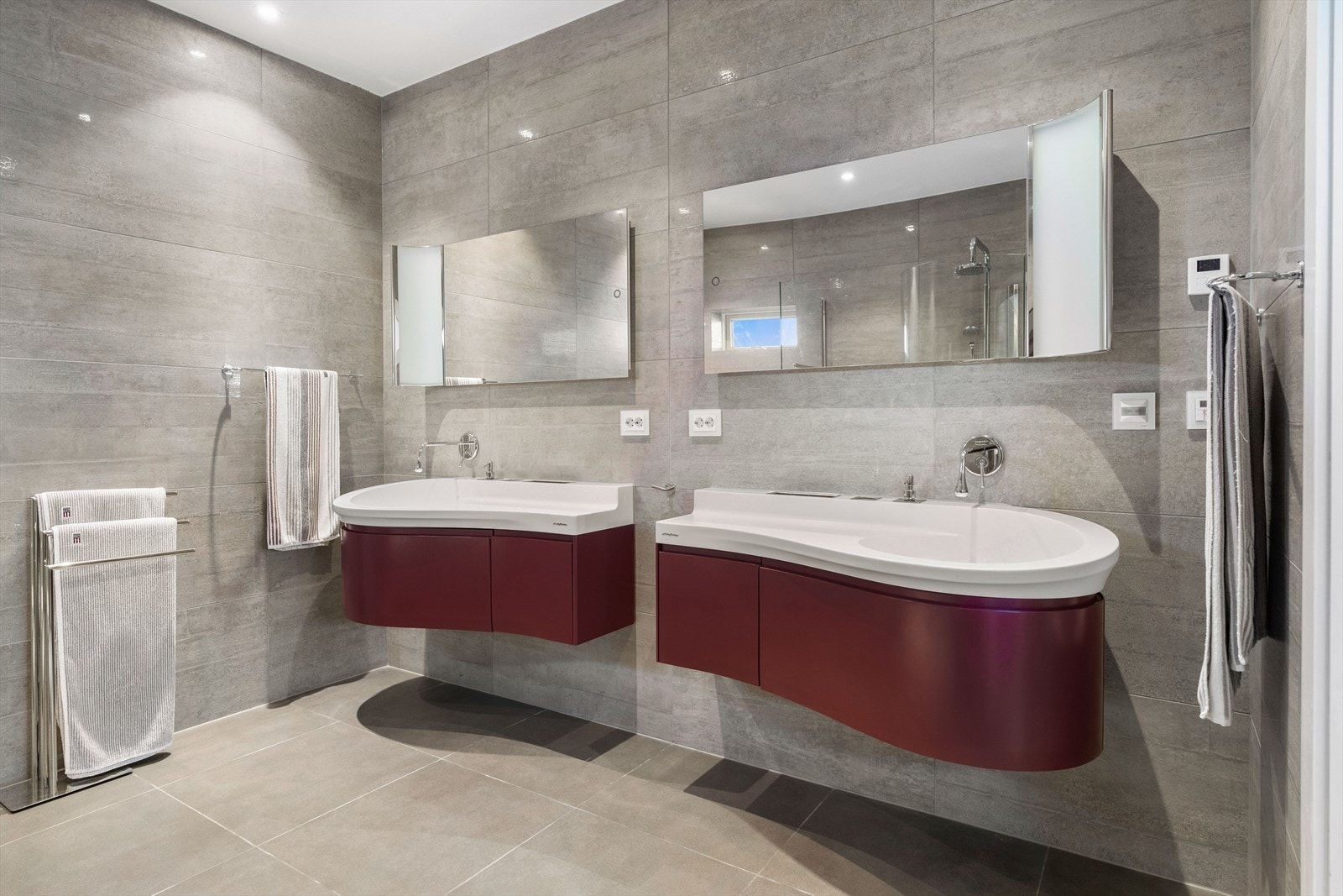 Innredningene har formstøpte servanter med oppbevaring og ett-greps blandebatteri. Galleribilde