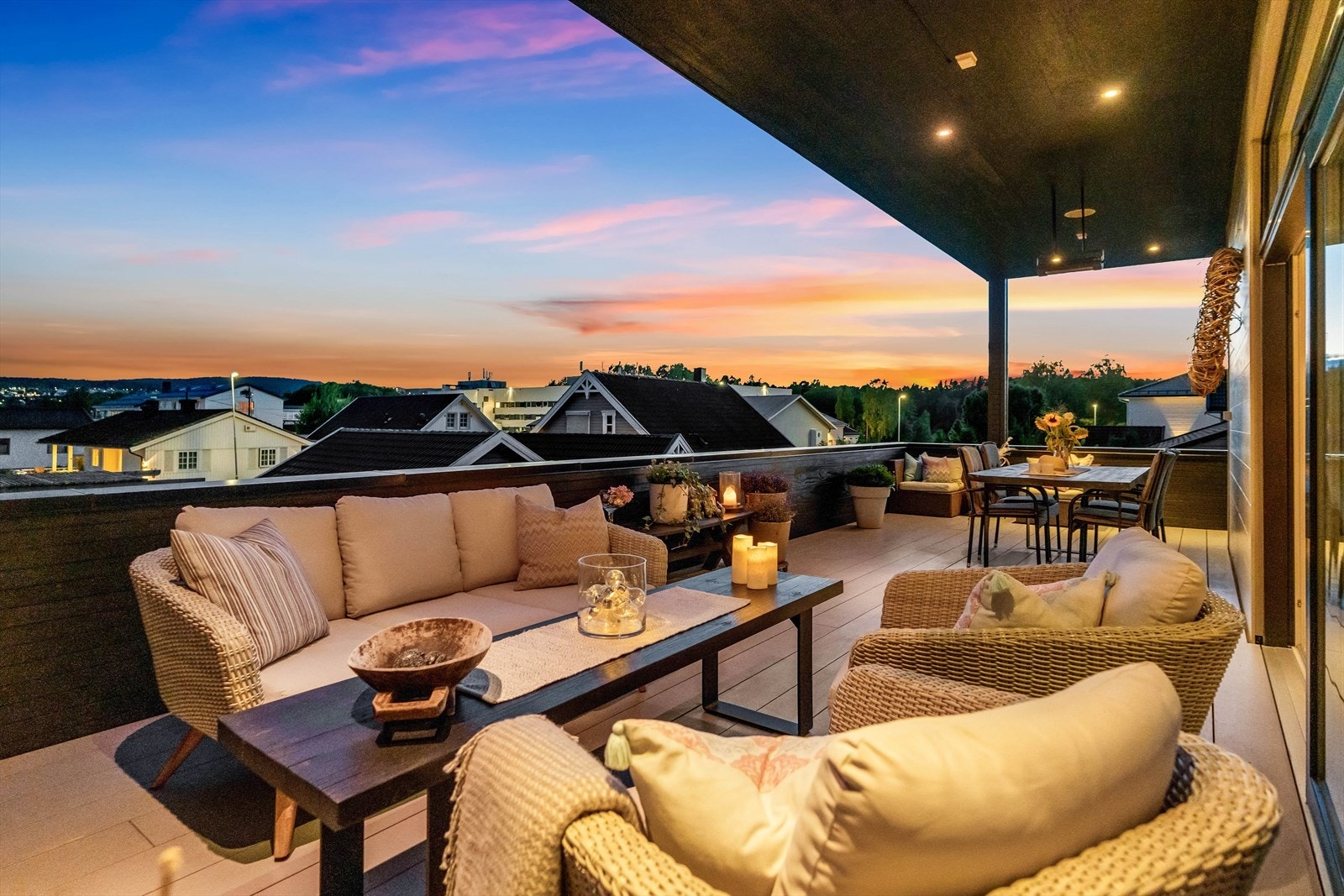 Fra stuen er det utgang via store skyvedører til en herlig vestvendt terrasse. Galleribilde