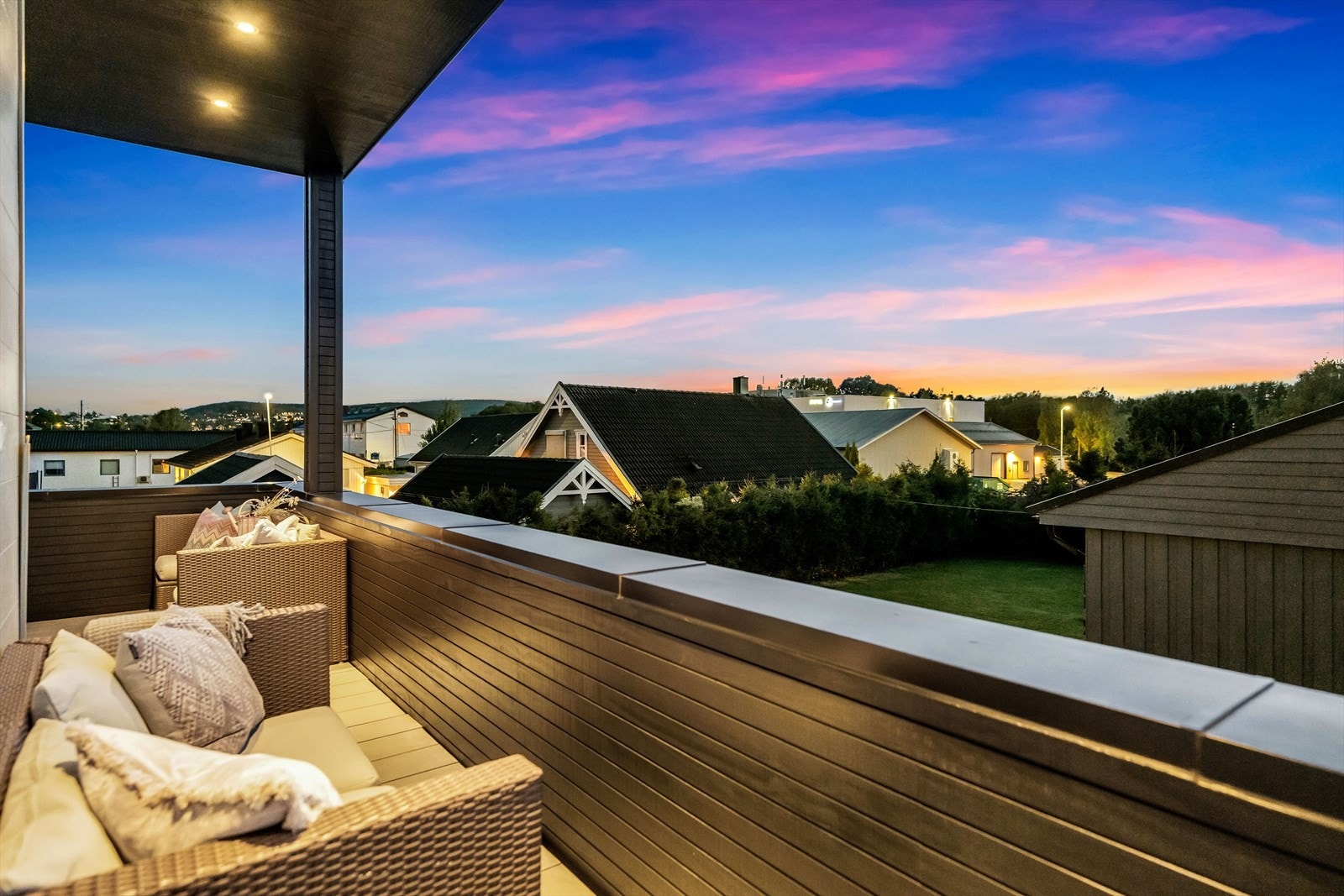 Terrassen byr på flott utsikt over nabolaget og en vakker himmel med rosa og blå nyanser ved solnedgang - en perfekt ramme for å nyte kveldens ro. Galleribilde
