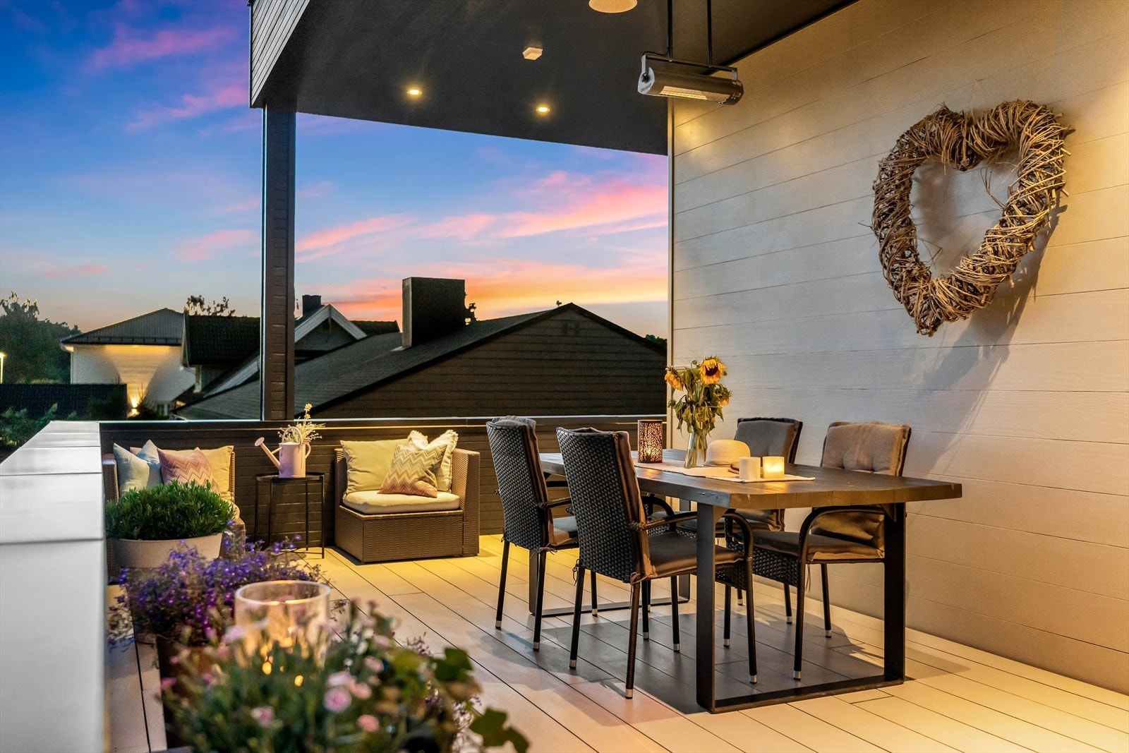 Innebygde spotlights i taket sørger for behagelig belysning og skaper en varm og koselig atmosfære etter solnedgang. Galleribilde