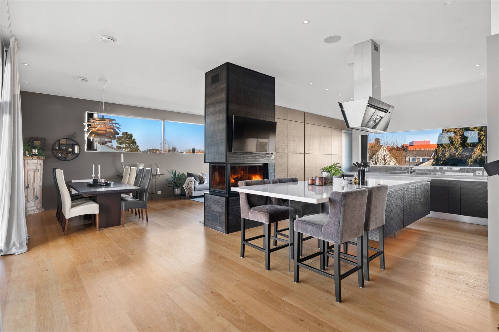 Det åpne stue- og kjøkkenrommet er boligens naturlige samlingspunkt. Galleribilde