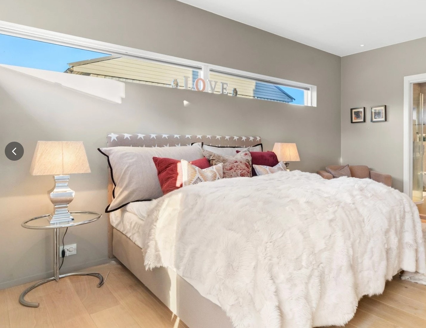 Rommet har god plass til dobbeltseng med tilhørende nattbord. Galleribilde