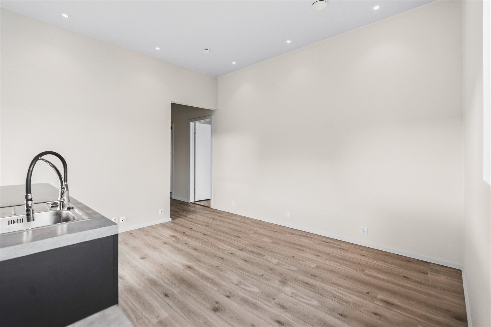 Videre har kjøkkenet integrertkoketopp, stekeovn, oppvaskmaskin og ventilator. Galleribilde