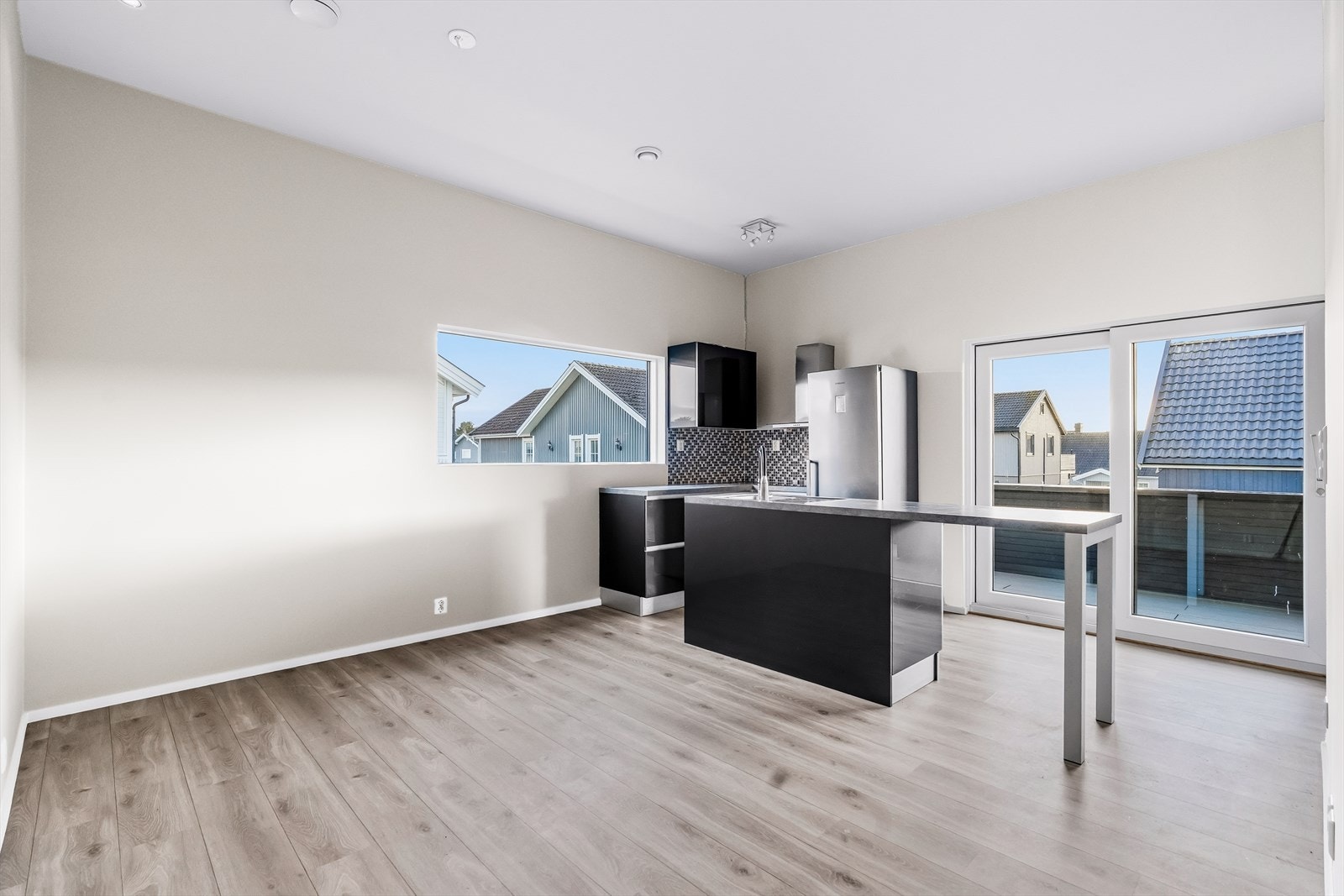 Stue og kjøkken er i åpen løsning. I stuen er det plass til å sette sofa, tv-møbel og spisebord. Galleribilde