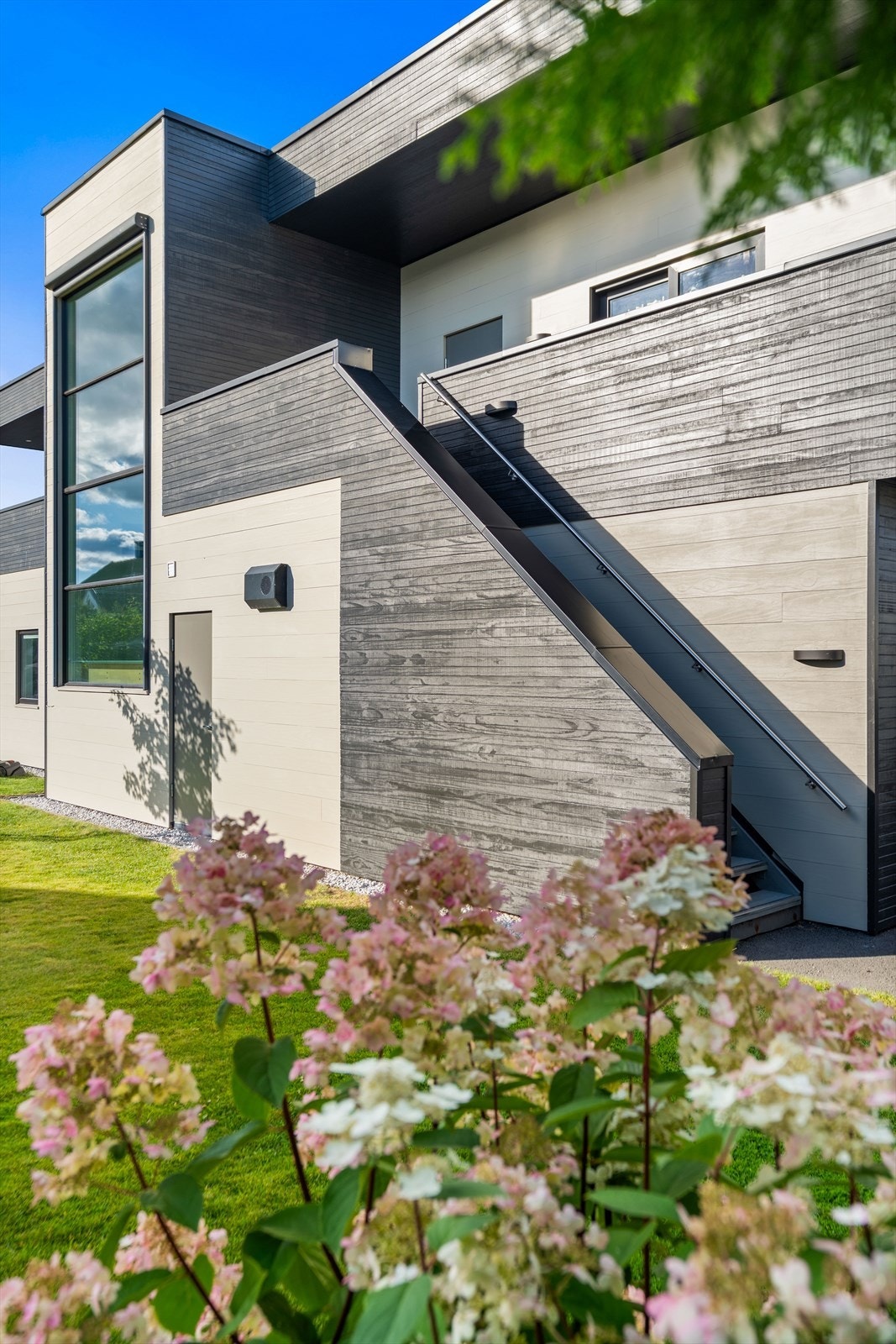 Utleiedelen ligger i boligens 2. etasje over garasjen, og har egen adkomst via utvendig trapp på baksiden av huset. Galleribilde