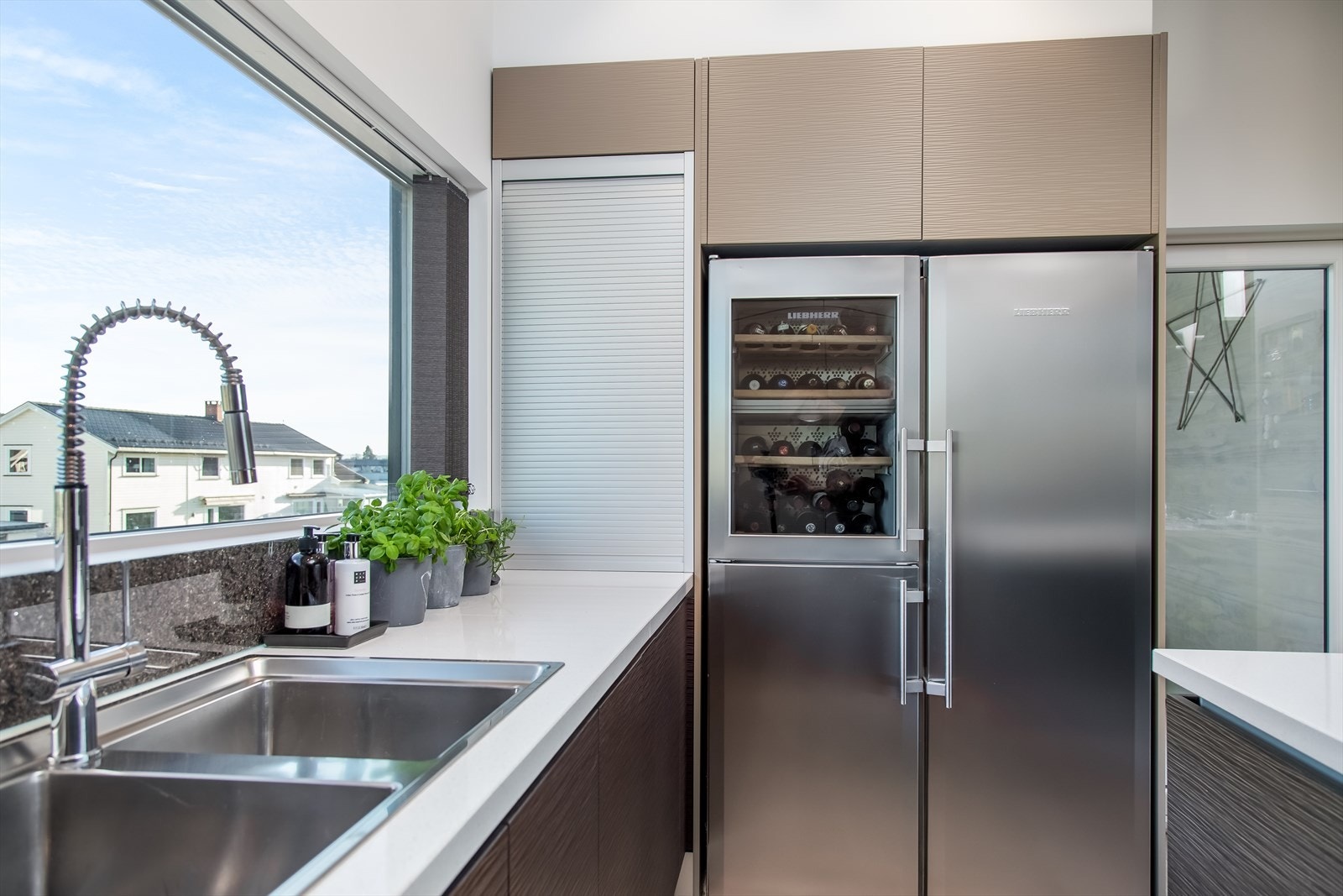 Kjøkkenet byr på rikelig med skap-, skuff-, og benkeplass. Fra kjøkkenet er det inngang til en praktisk matbod, med opplegg for å etablere kjølerom. Galleribilde