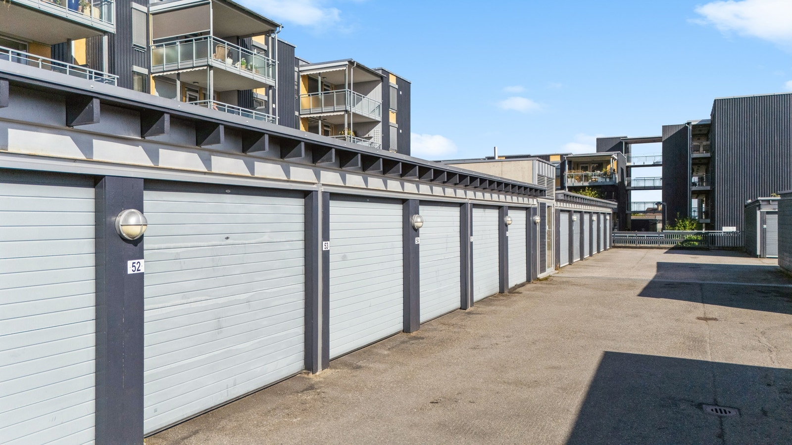 Det medfølger en privat garasjeplass i felles garasjebygg, med fjernstyrt portåpner samt en egen bod på 5 kvm. Galleribilde