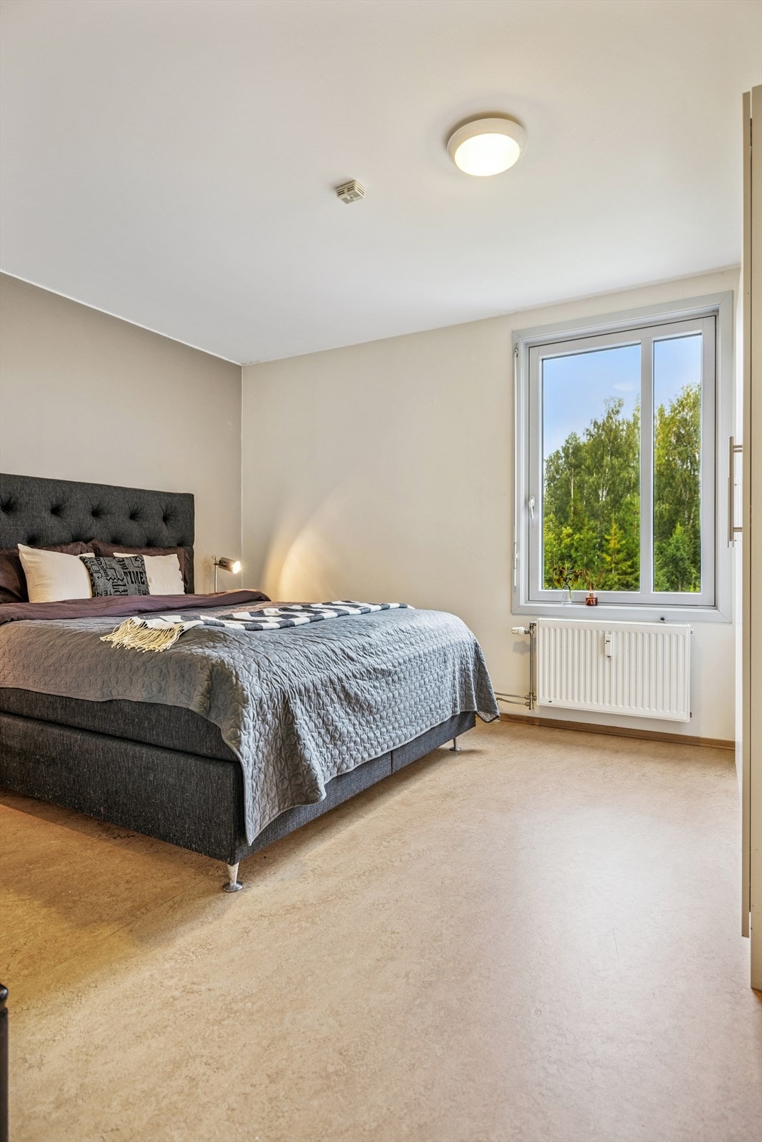 Rommet har belegg på gulv og varmes opp av en radiator. Galleribilde