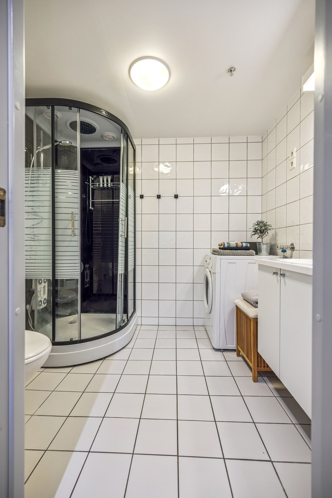 Her er badet, som er helfliset og utstyrt med elektriske varmekabler i gulvet for økt komfort. Galleribilde