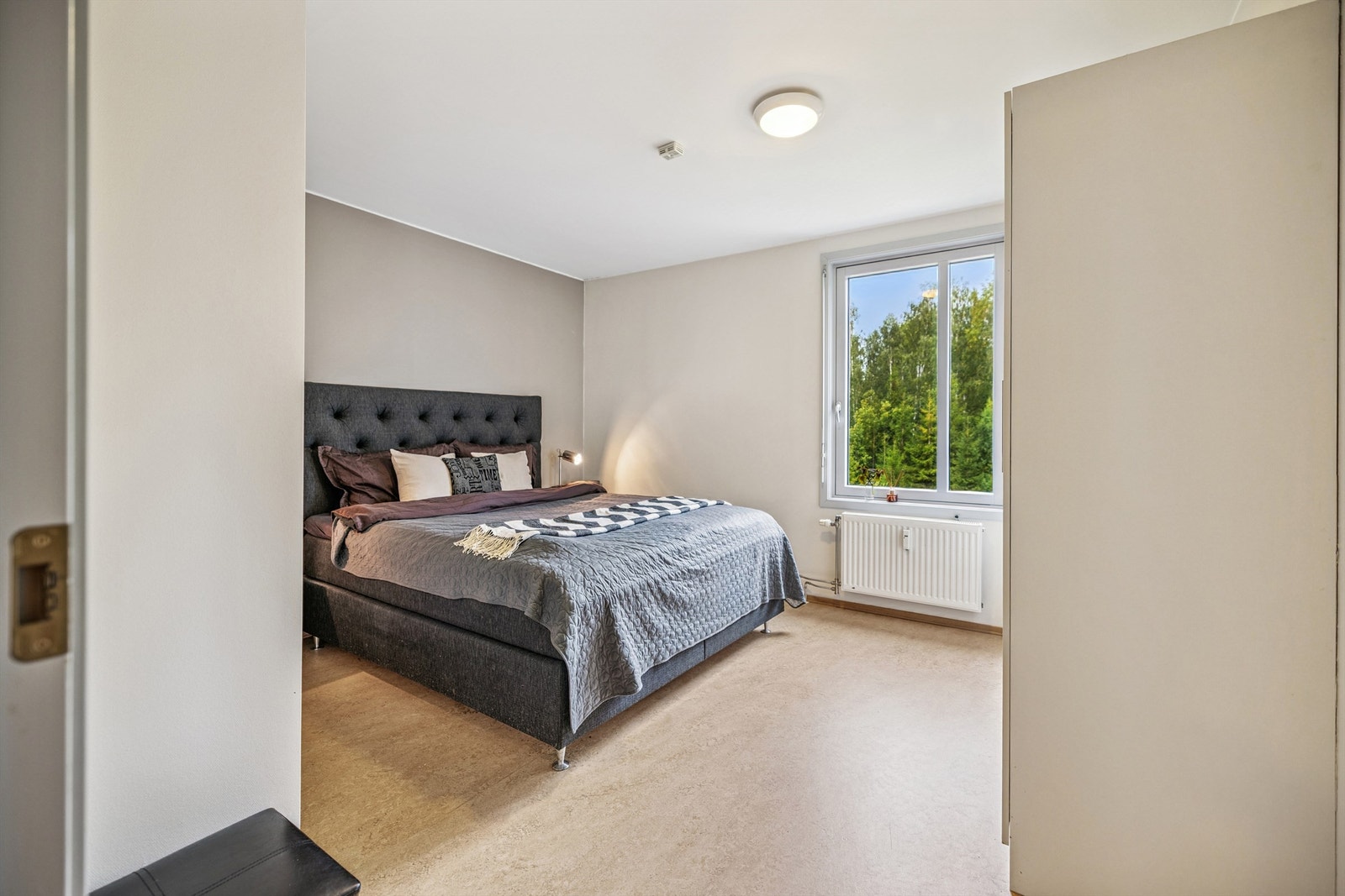 Soverommet har god plass til dobbeltseng og garderobeløsning. Galleribilde