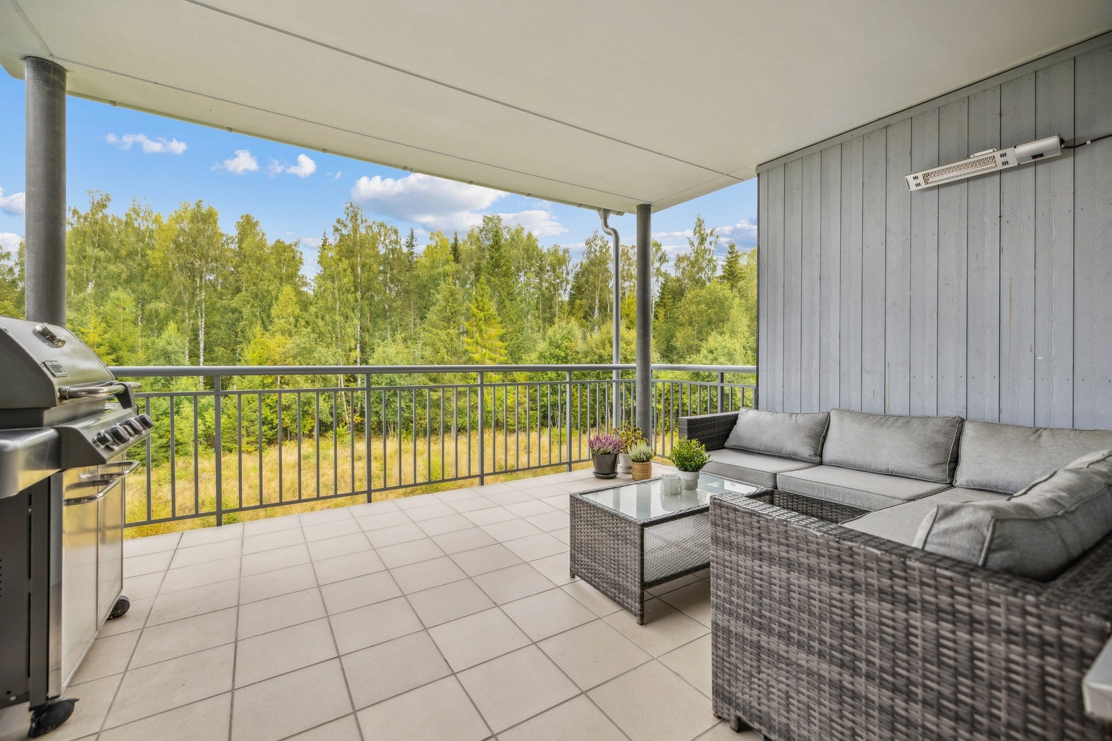 Den romslige, vestvendte balkongen på 15 m² har takoverbygg og god plass til en loungegruppe. Galleribilde