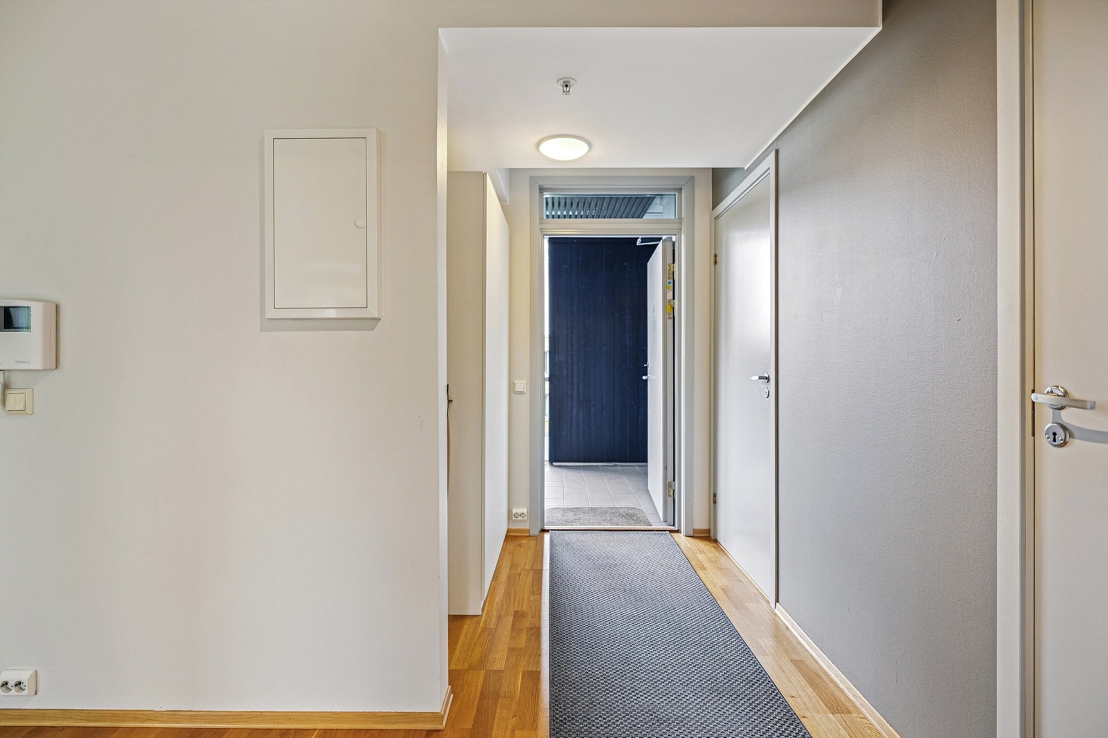 Entréen har plass til oppbevaring av yttertøy og leder deg videre inn i leiligheten. Galleribilde