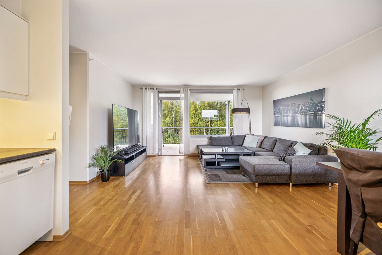 Oppvarming skjer via radiatorer tilknyttet et vannbårent anlegg med fjernvarme. Galleribilde