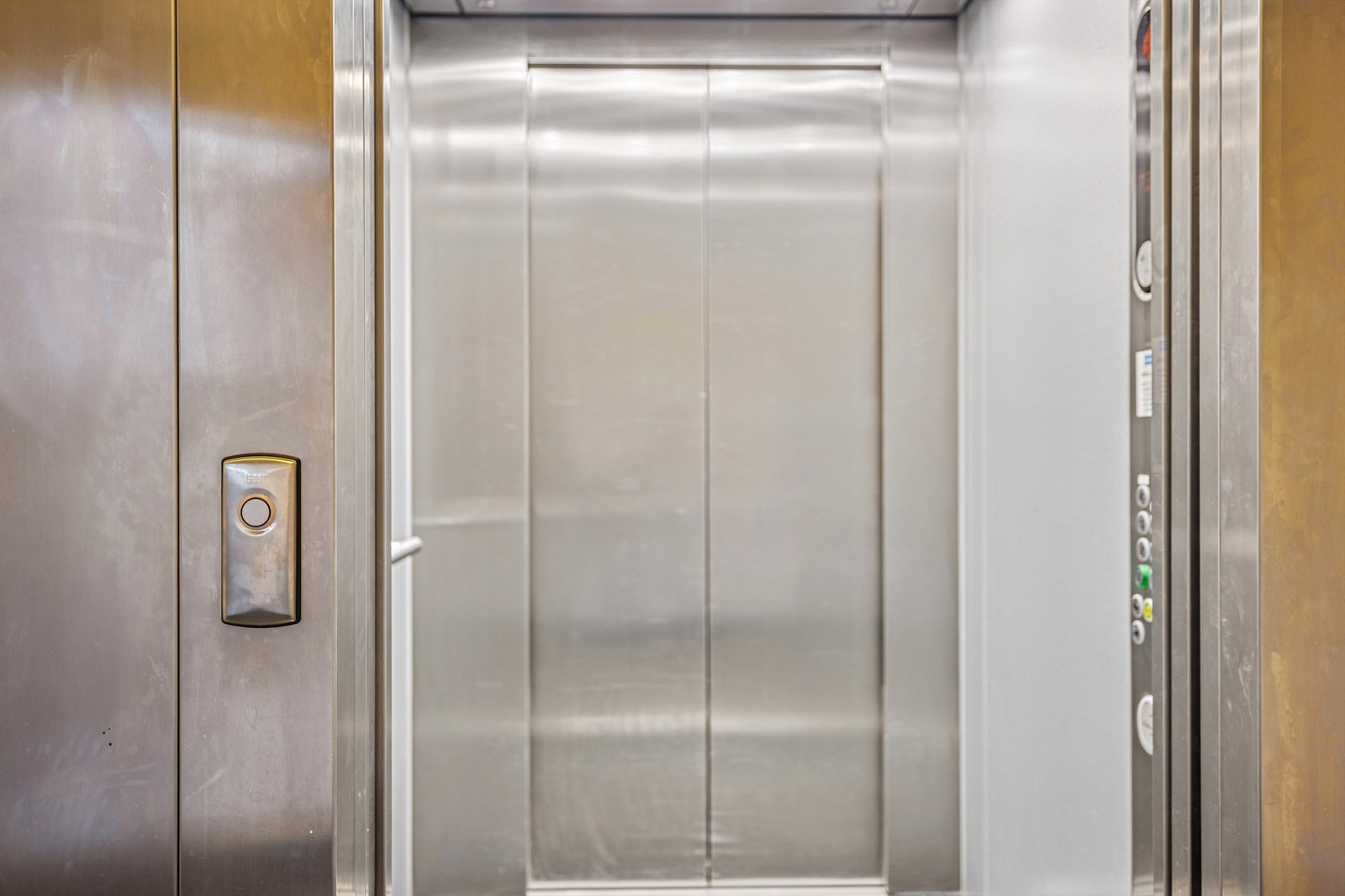 Bygget har heis som gir trinnfri adkomst opp til leilighetens etasje. Galleribilde