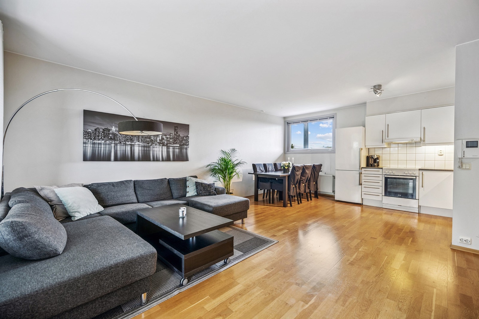 Leiligheten har en åpen og sosial planløsning mellom stue og kjøkken, med gjennomgående parkettgulv. Galleribilde