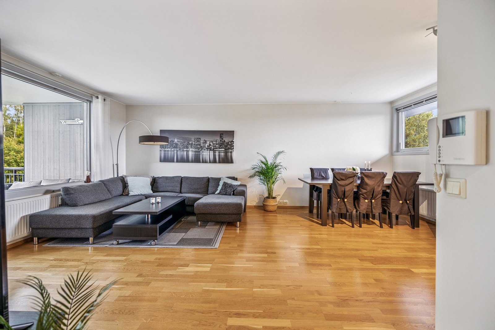 De store vindusflatene og den åpne løsningen gir en lys og luftig atmosfære. Galleribilde