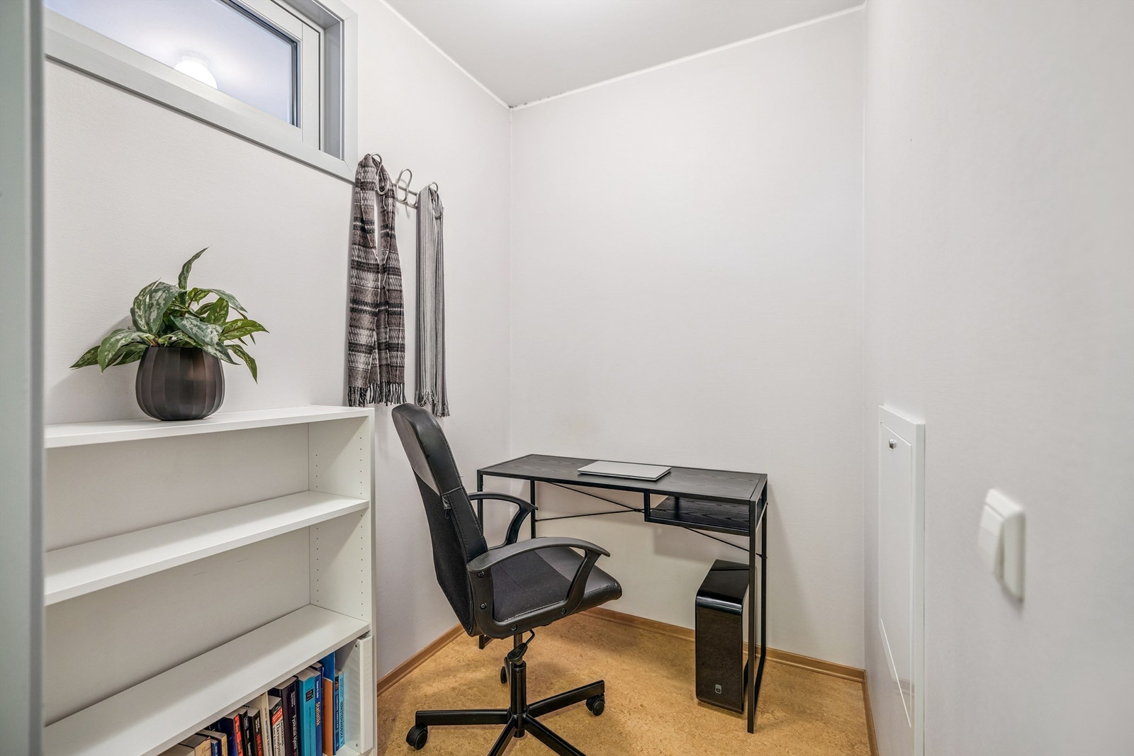 Leiligheten har et praktisk disponibelt rom som kan benyttes som kontor eller bod. Ikke godkjent til varig opphold. Galleribilde