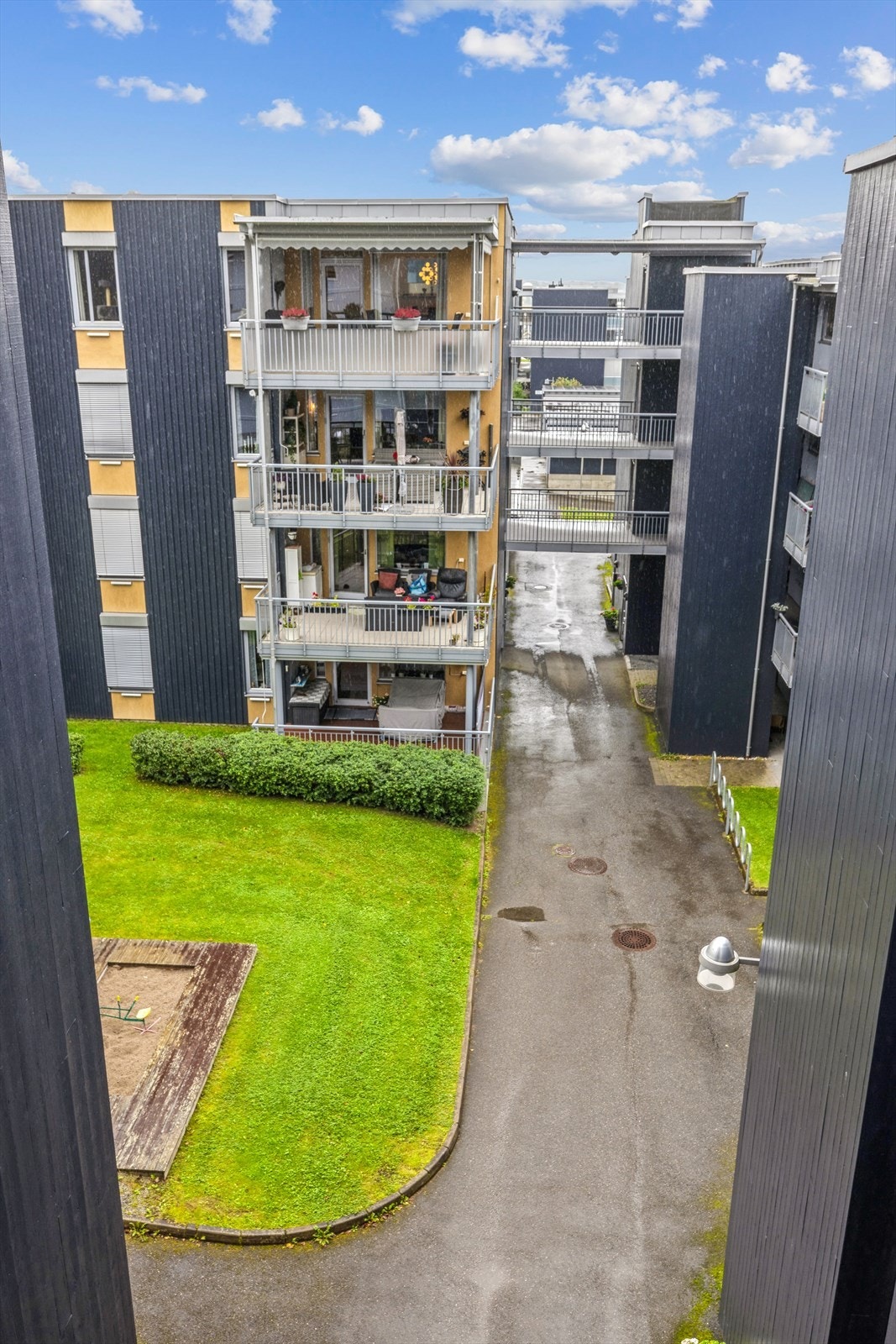 Utsyn over fellesarealene fra leilighetens svalgang. Galleribilde