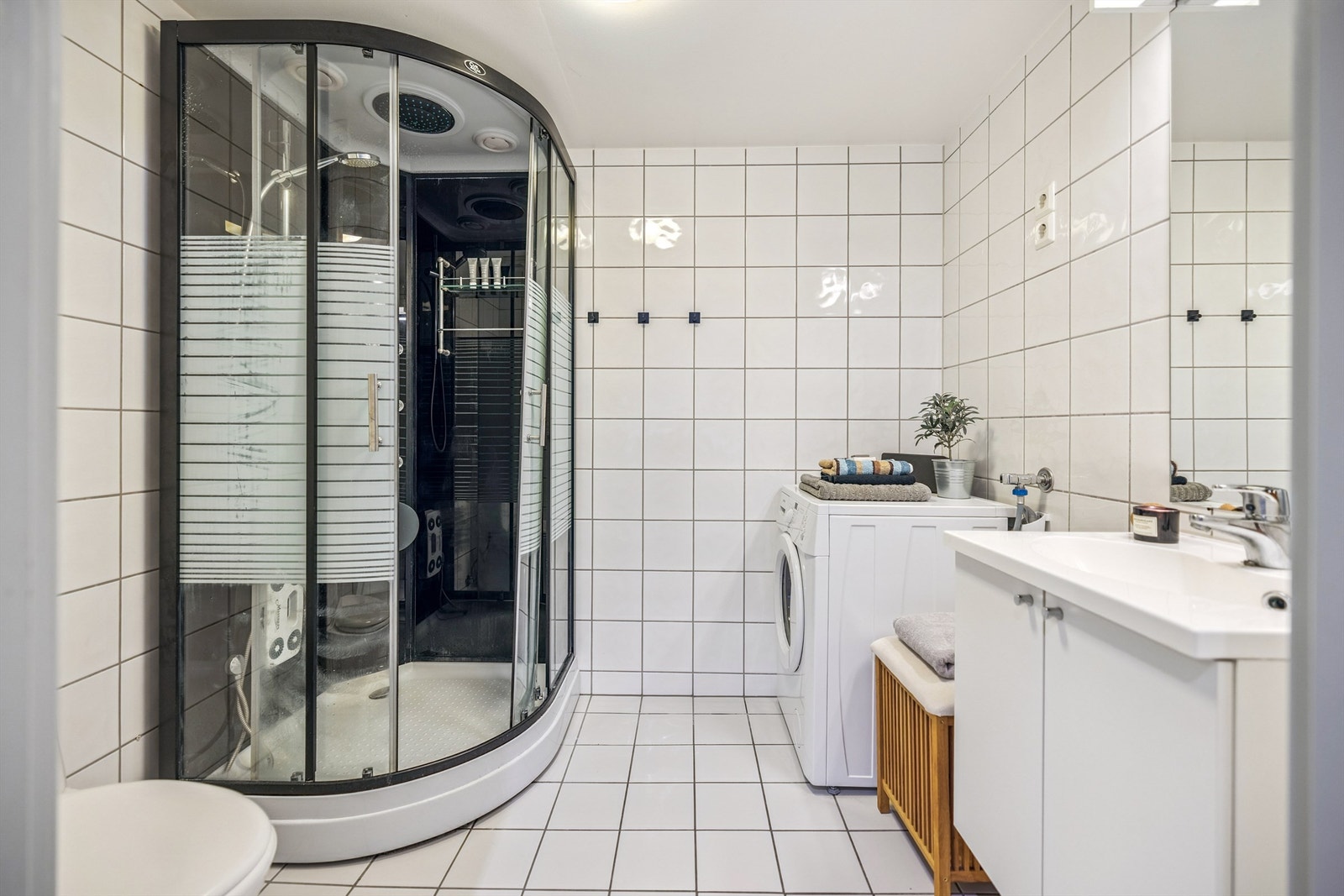 Badet inneholder et nyere dusjkabinett, servantinnredning og har opplegg for vaskemaskin. Galleribilde