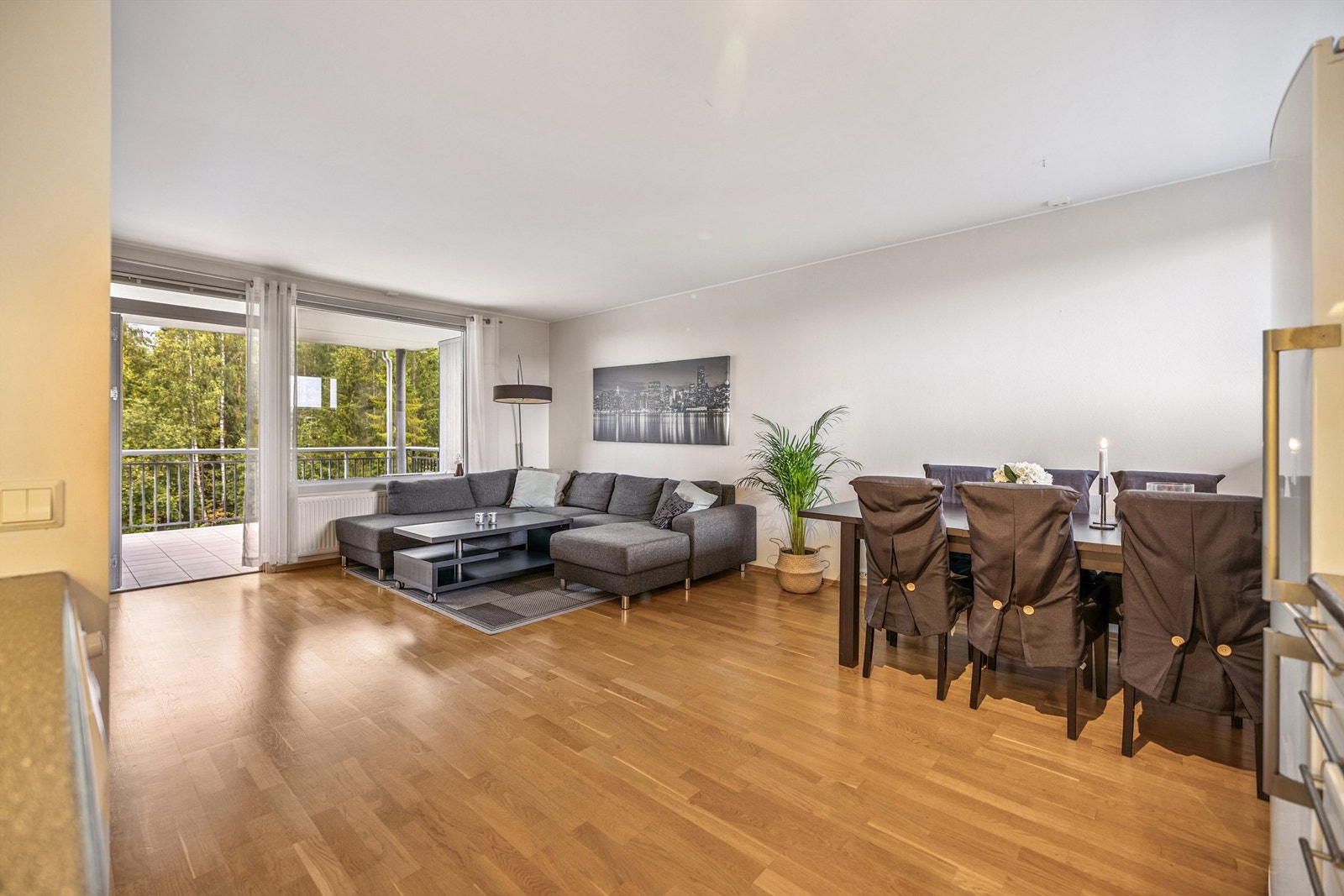 Fra stuen er det direkte utgang til den store, flislagte balkongen. Galleribilde