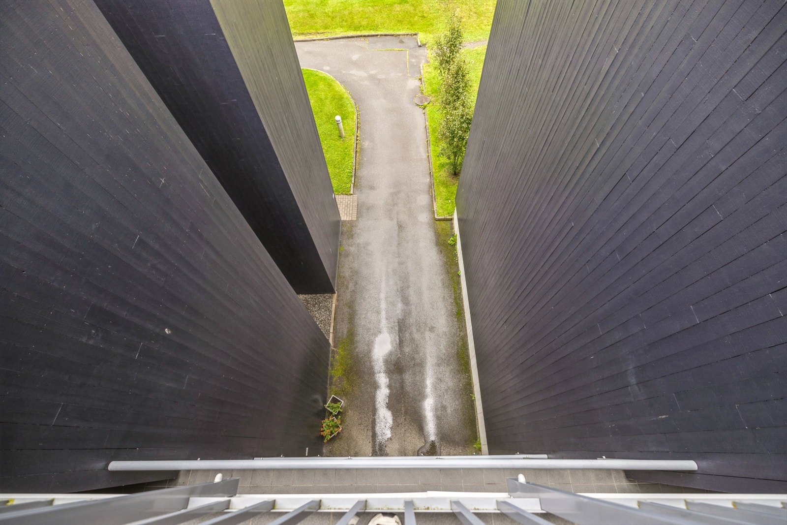 Boligblokken er oppført i 2005 med etasjeskillere i betong. Galleribilde