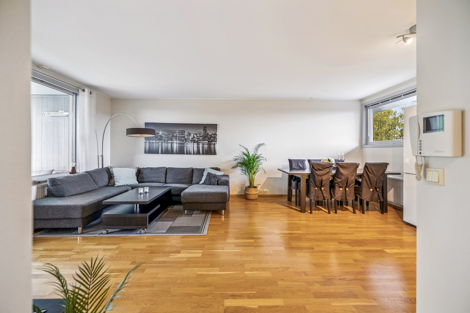 Stuen er stor og har rikelig med vinduer som gir et svært godt og naturlig lys inn i rommet. Galleribilde