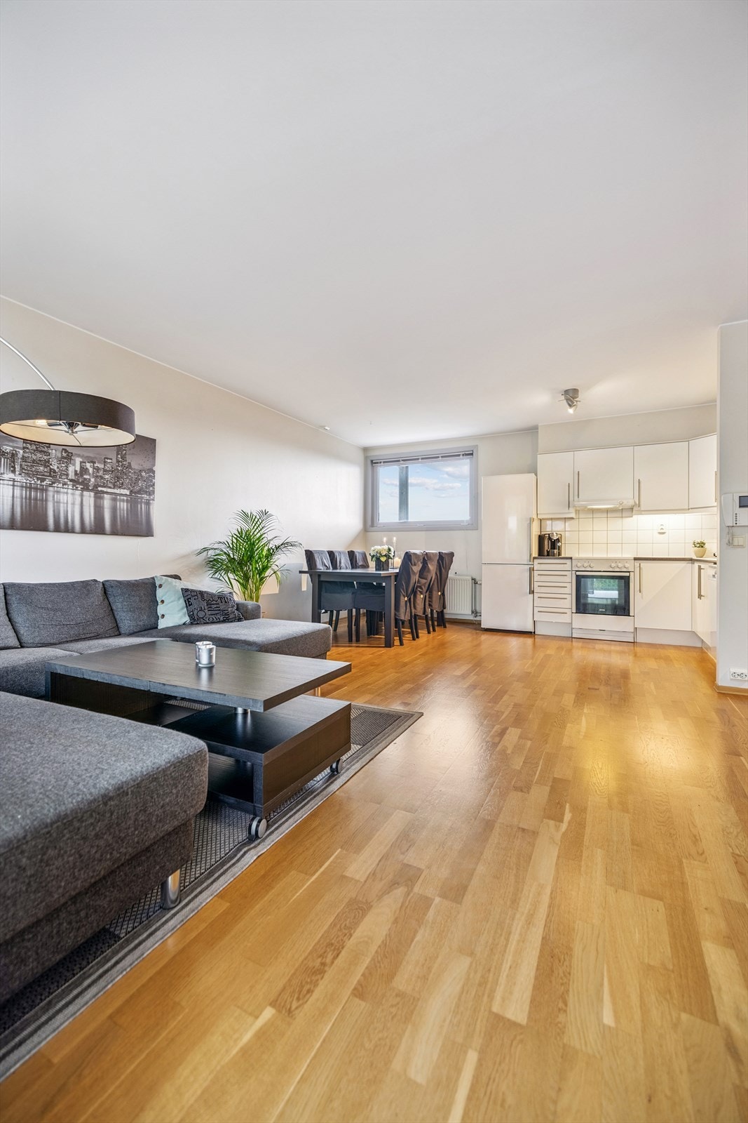 Den åpne løsningen skaper en god flyt mellom de ulike sonene i rommet. Galleribilde