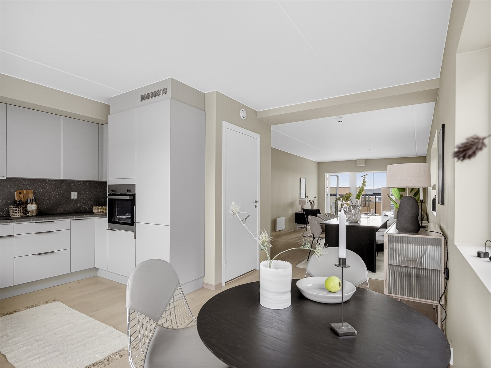 Romslig kjøkken med integrerte hvitevarer som komfyr. platetopp, oppvaskmaskin, kjøl-/fryseskap. Galleribilde