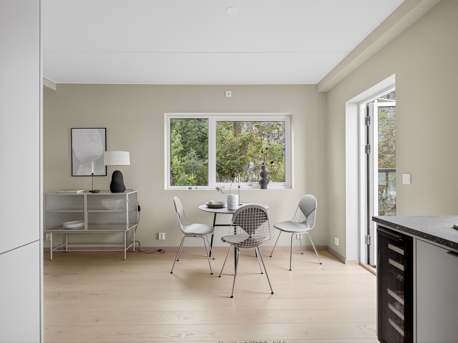 Romslig og moderne kjøkken med hvitevarer, utsikt og utgang til takterrasse. Galleribilde