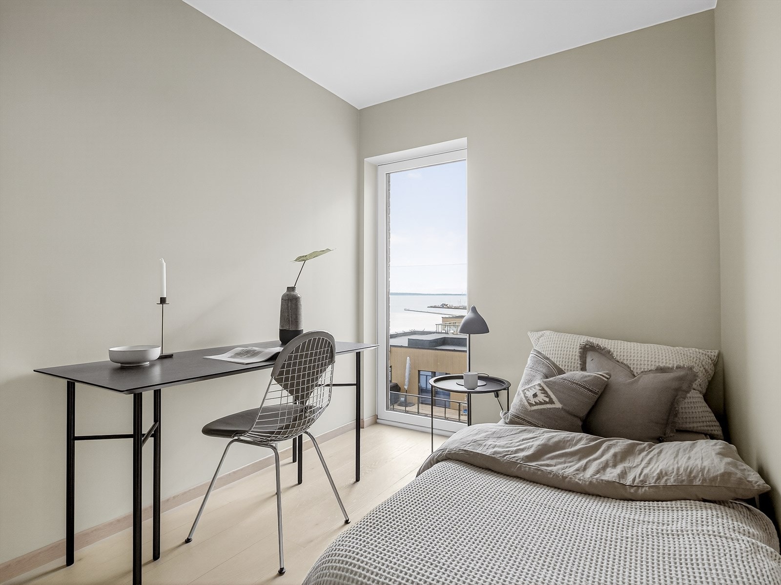 Soverom 2 med stort vindu for gode lysforhold Galleribilde