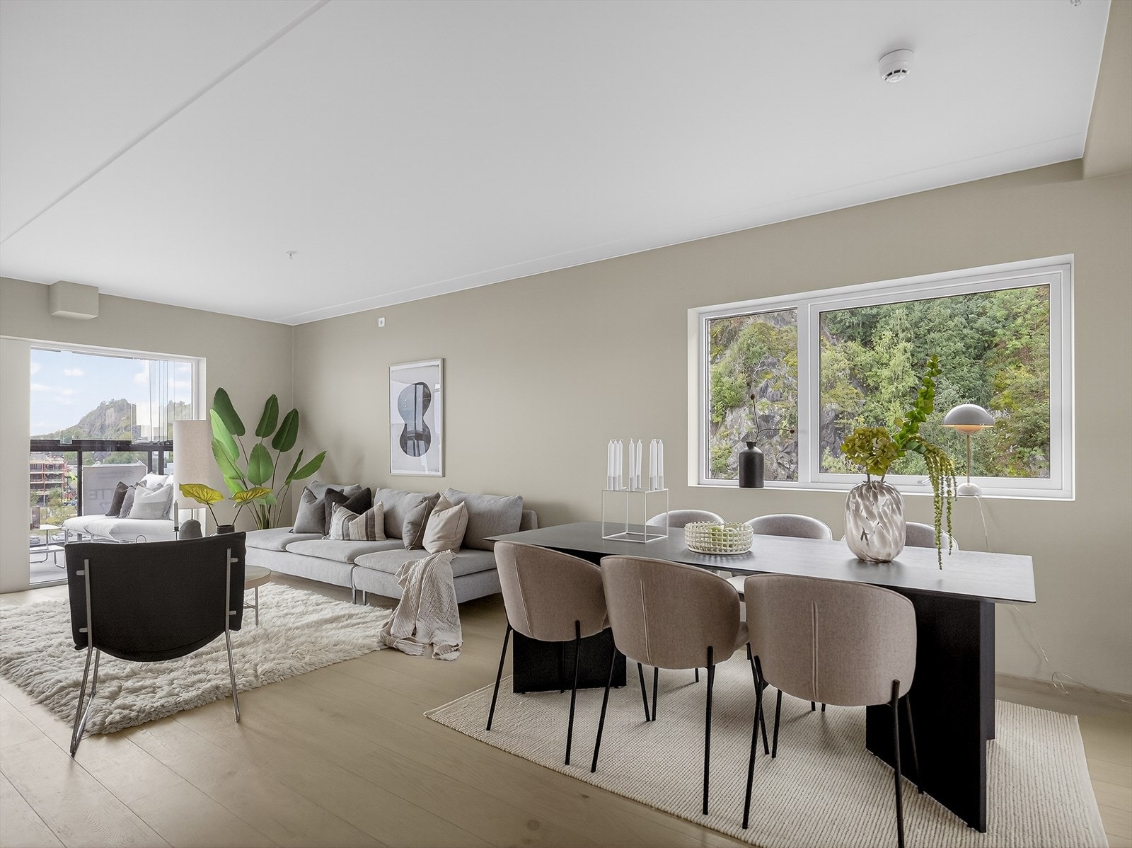 Romslig stue med plass til både spisebord og sofagruppe Galleribilde