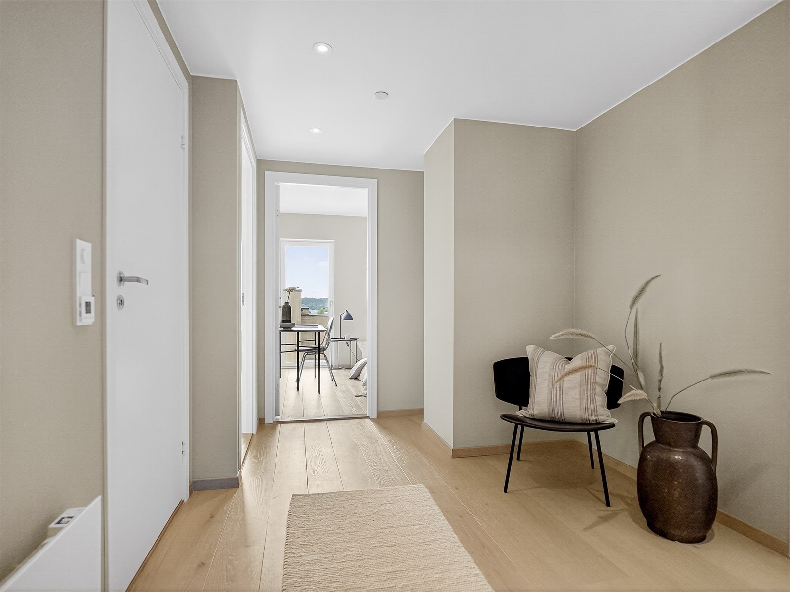 Velkommen inn - Romslig entré med plass til garderobeskap! Galleribilde