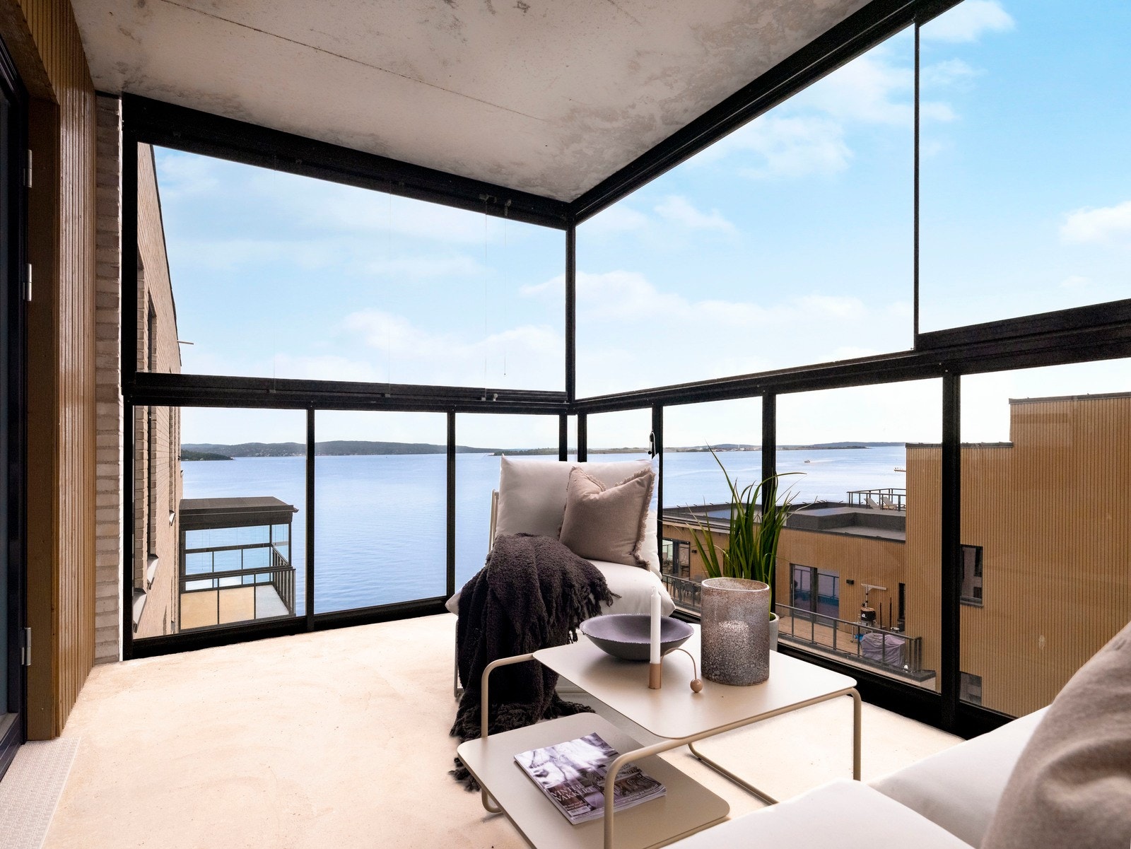 Innlasset balkong fra stuen. Leiligheten ligger høyt og fritt over de andre byggene med meget flott utsikt. Velkommen til visning! Galleribilde