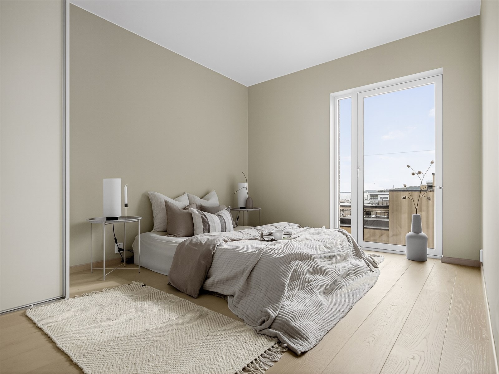 Romslig hovedsoverom med stor skyvedørsgarderobe Galleribilde