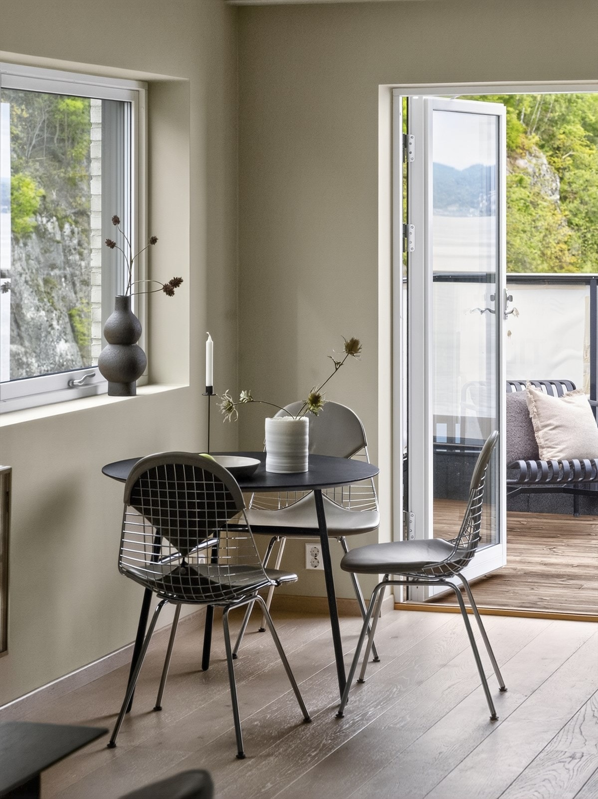 Romslig kjøkken med plass til kjøkkenbord Galleribilde