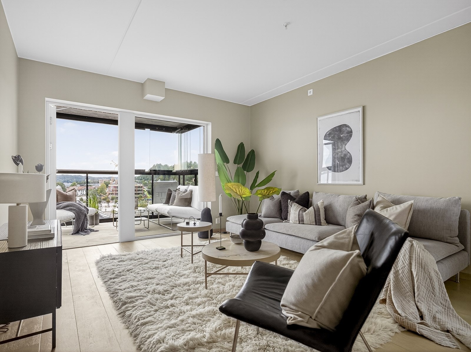 svært lys og åpen stue med utgang til innglasset balkong Galleribilde