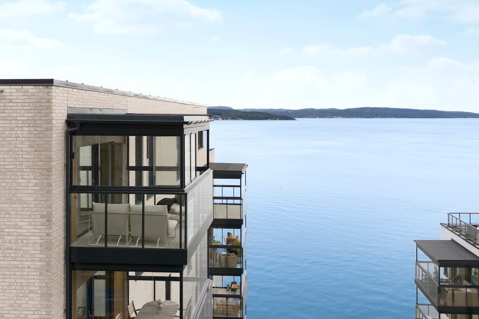 Toppleilighet - gjennomgående med innglasset balkong mot sør Galleribilde