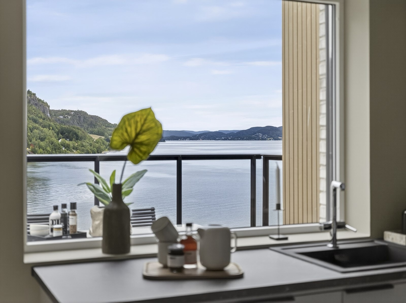 Romslig og moderne kjøkken med hvitevarer, utsikt og utgang til takterrasse. Galleribilde