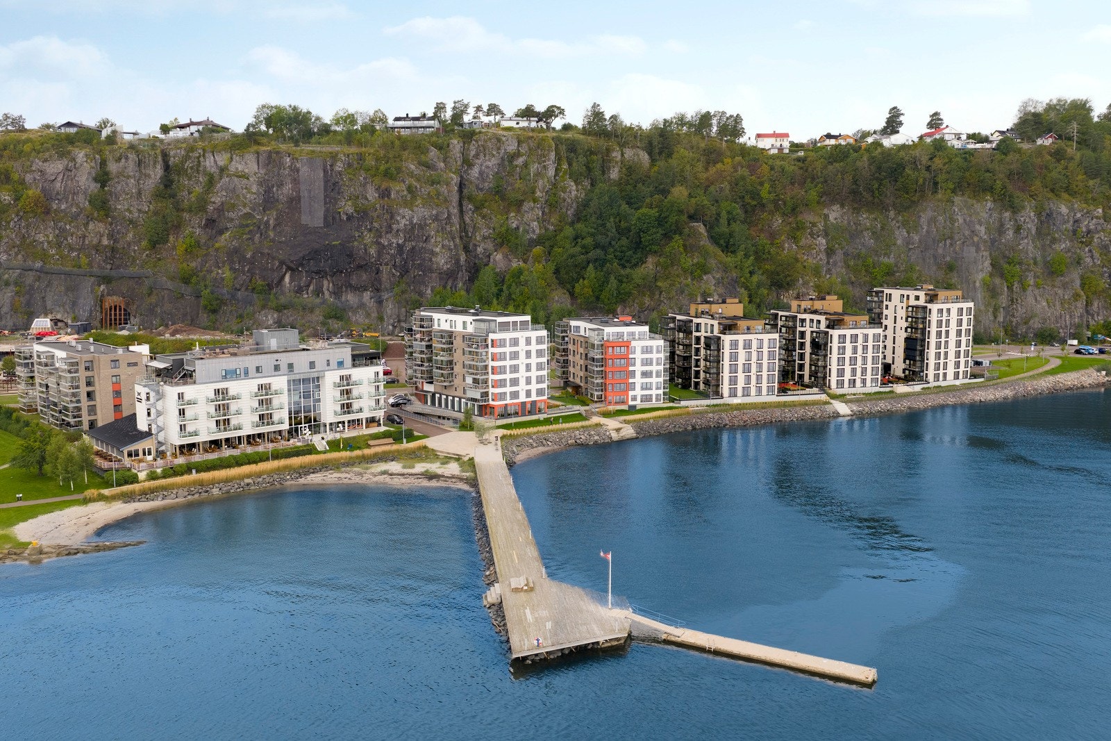 Svært flotte turområder på Strandholmen. 10 gange inn til sentrum. togstasjon over veien, og flott kyststi mot Sande. Galleribilde