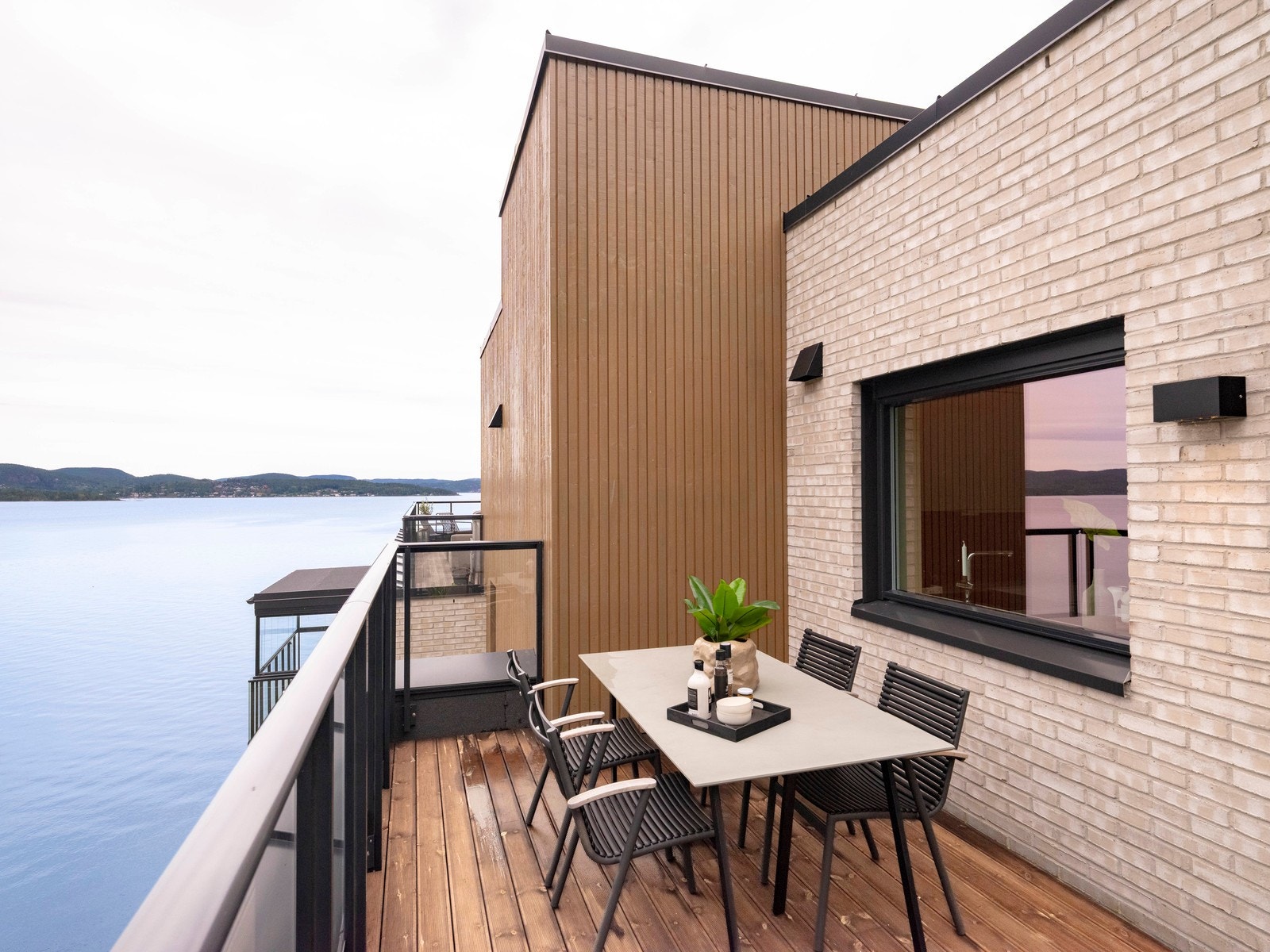 Egen takterrasse i leiligheten med utsikt mot sjøen Galleribilde