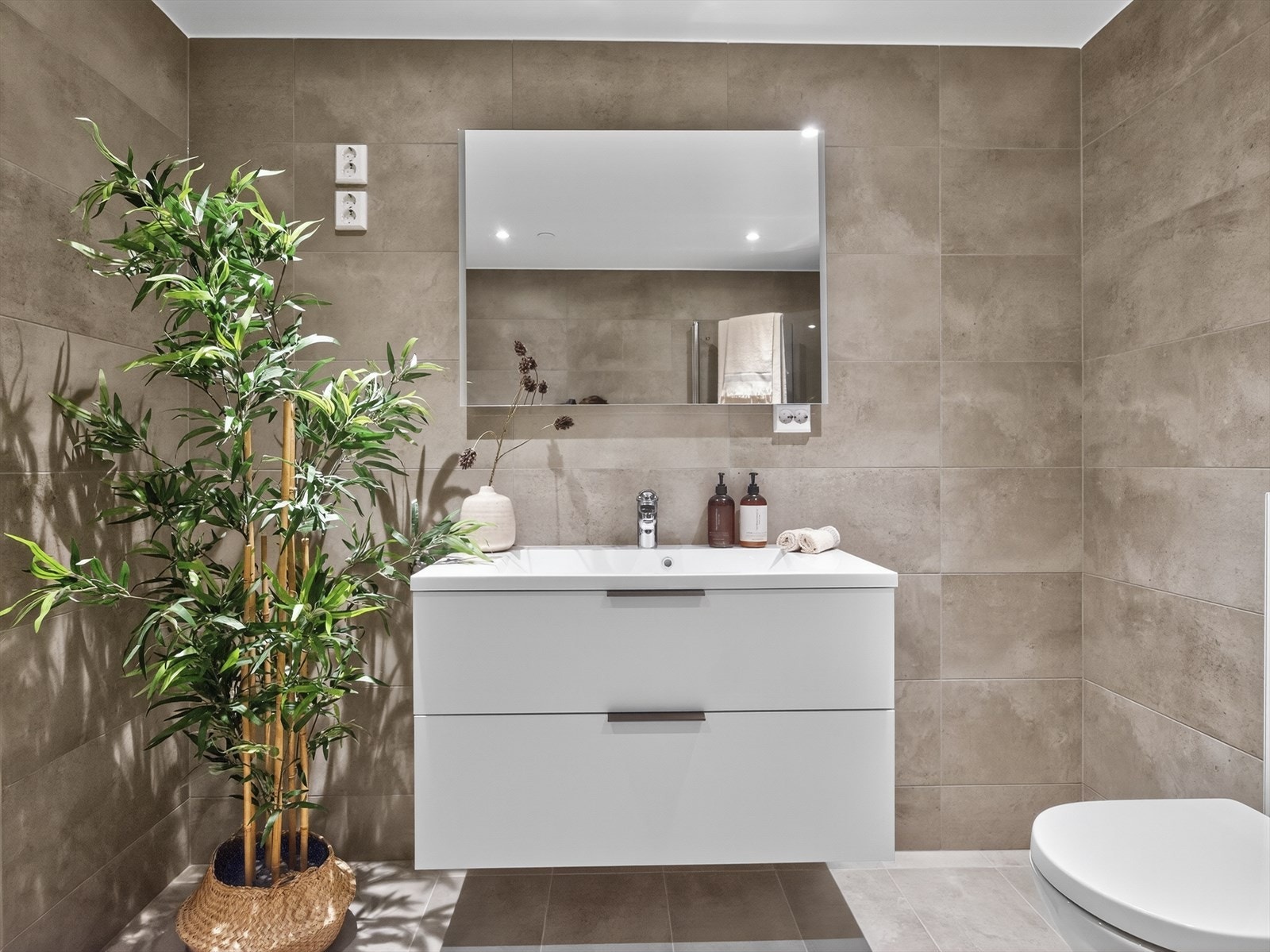 Bad med moderne og tidløse farger Galleribilde