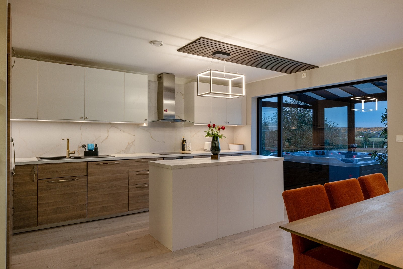 Moderne kjøkken med rene linjer og kvalitet i hvert eneste materiale - både funksjonelt og lekkert. Galleribilde