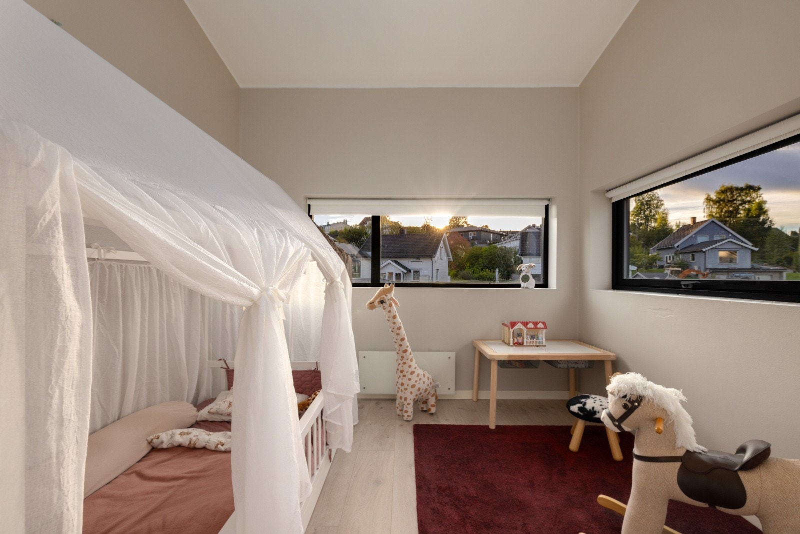 Lyst og behagelig soverom med avslappende atmosfære. Galleribilde