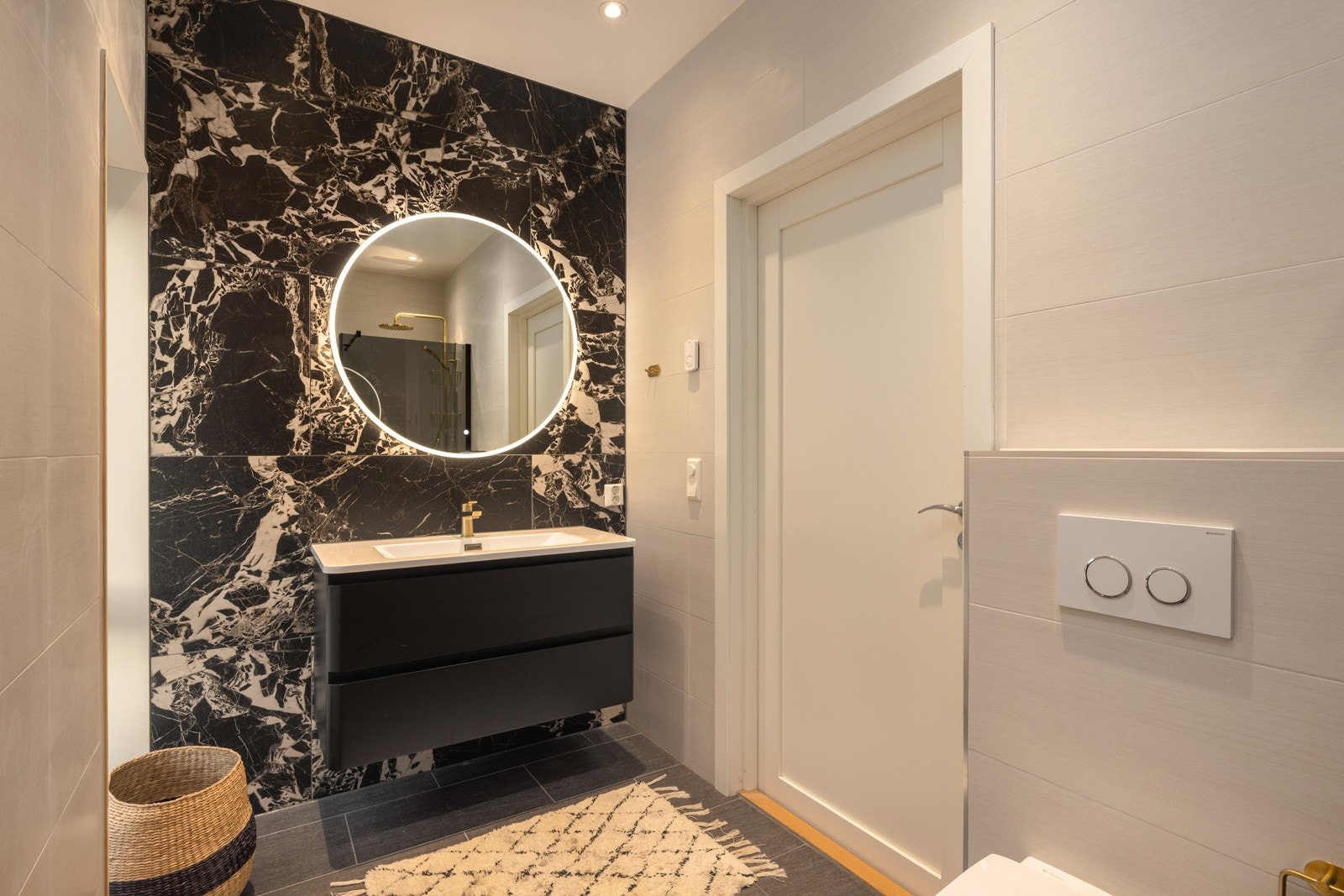 Eksklusivt baderom med tidløst design, rene linjer og flotte detaljer som løfter helhetsinntrykket. Galleribilde