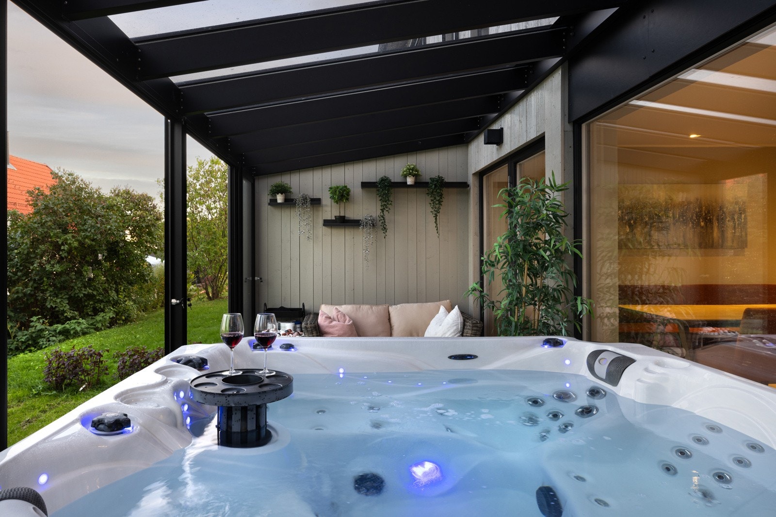 Innebydende terrasse med jaccuzi og vakker utsikt - her kan du nyte livet året rundt. Galleribilde