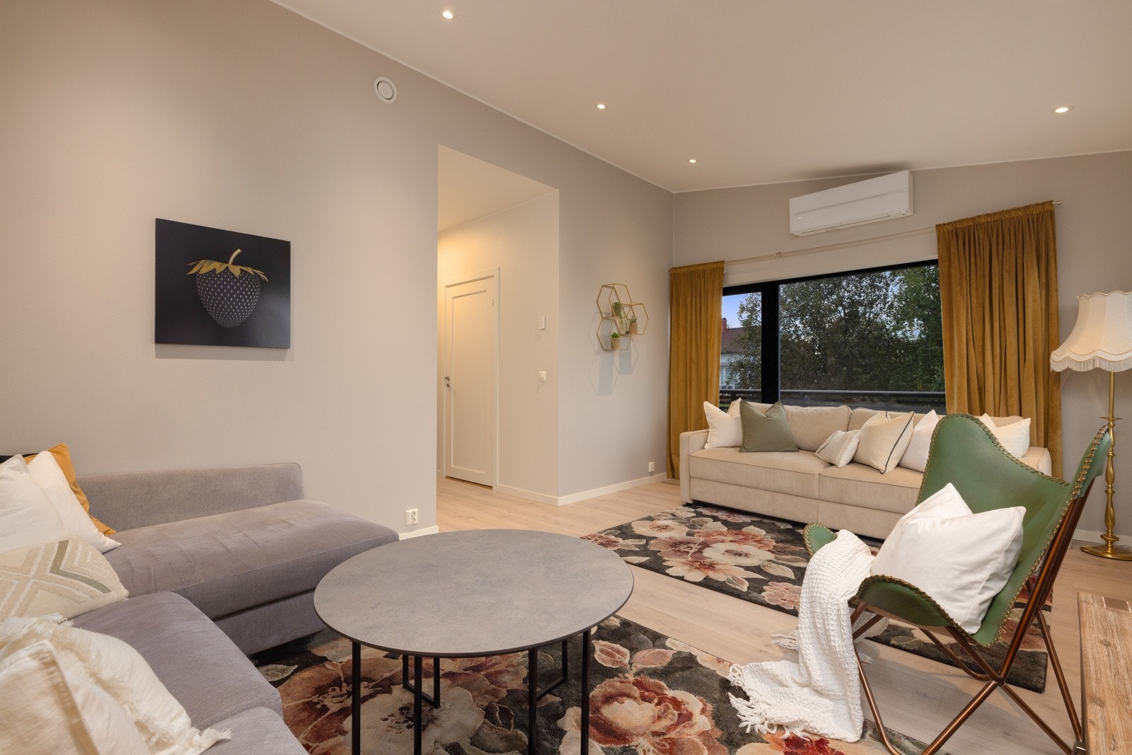 Inviterende stue med gejnnomtenkt planløsning. Galleribilde