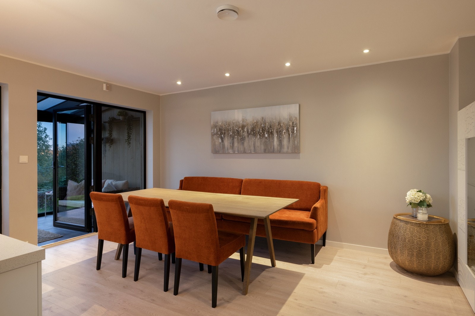 Elegant spisestue med god plass til lange måltider og hyggelige sammenkomster. Galleribilde