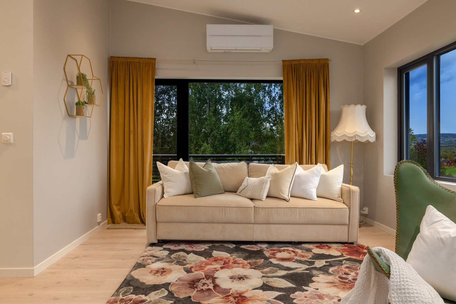 Moderne stue med sofistikert stil og komfortable soner for både avslapning og sosialt samvær. Galleribilde