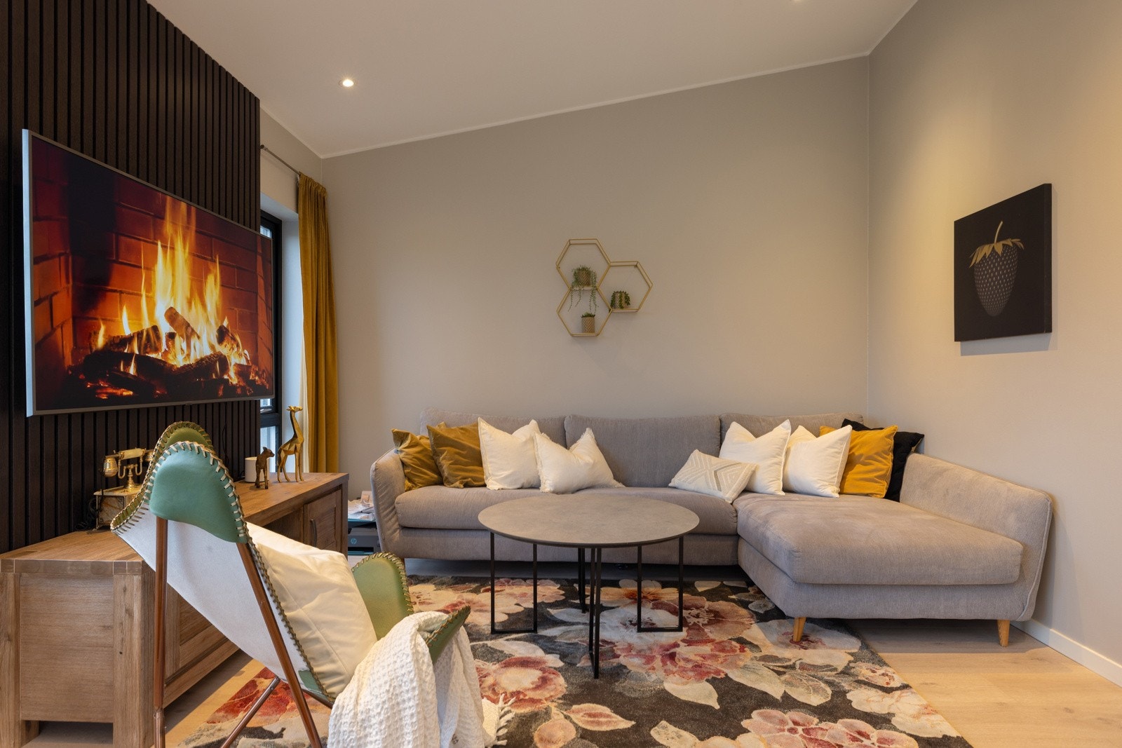 Lys og romslig stue med store vinduer som slipper inn rikelig med naturlig lys. Galleribilde